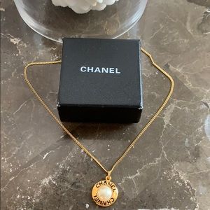 Channel necklace